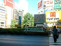 「池袋」駅東口（西武百貨店側）へ出てグリーン大通りをまっすぐ進みます。