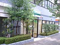 50mほど進むと左手に「雑司ヶ谷デンタルクリニック」の緑色の看板が見えてきます。