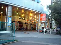 「東池袋」駅を出て、すぐ左手のガソリンスタンド(ENEOS)を左に曲がります。